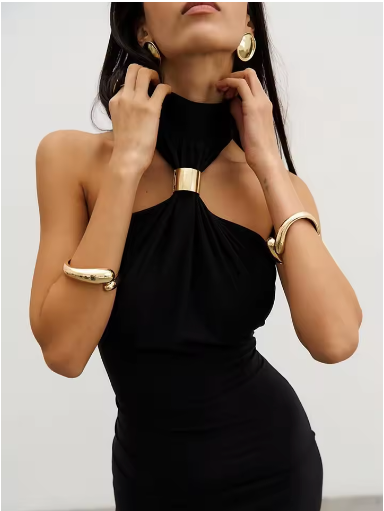 Zariné Sculpted Halter Maxi Dress