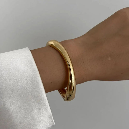 The Fine Arc Bangle